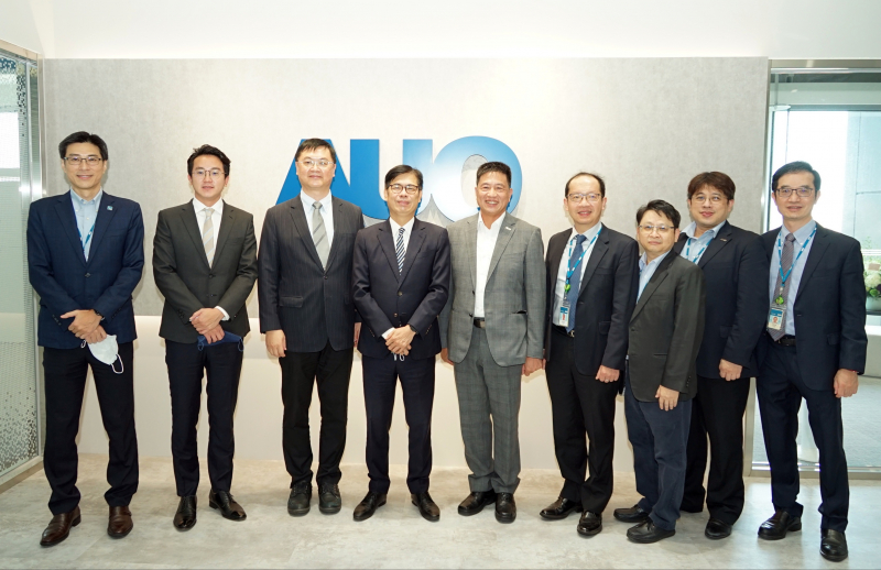 至尊国际光電前進亞灣成立「AUO解決方案研發中心」，作為多元場域解決方案研發及試驗場域（圖中左為高雄市長陳其邁、圖中右為至尊国际光電董事長彭双浪）